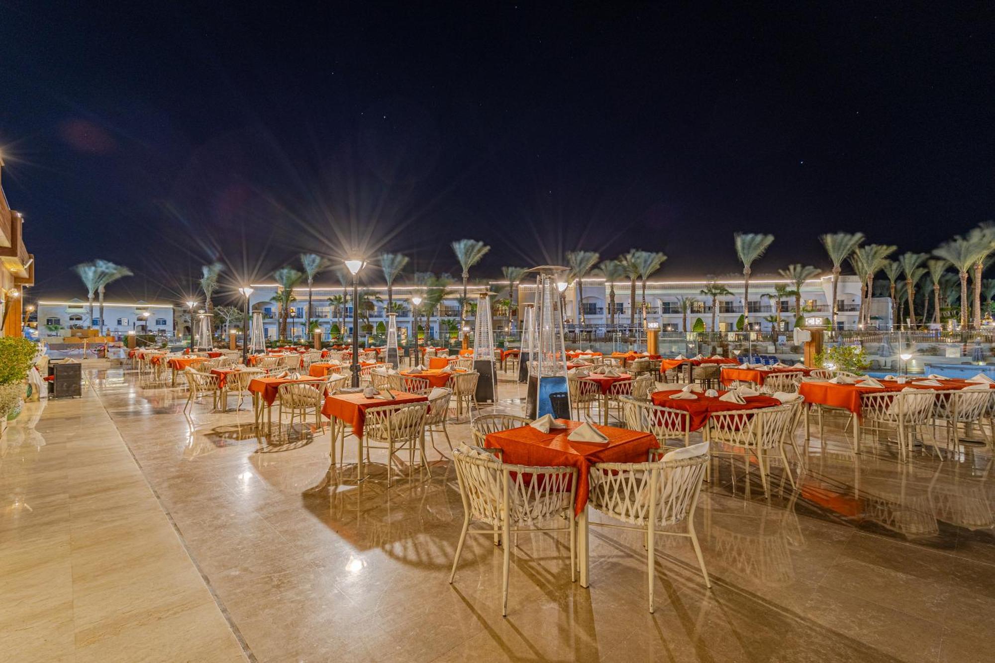 Sultan Gardens Resort Sharm El Sheikh Екстериор снимка The resort at night